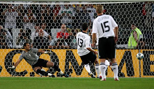 In der 14. Minute ist es soweit: Kapitän Michael Ballack bringt Deutschland gegen Aserbaidschan per Strafstoß mit 1:0 in Führung