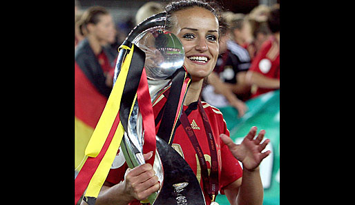 Das schönste Lächeln der EM: Die Kosovo-Albanerin Fatmire "Lira" Bajramaj spielt in der Bundesliga für den 1. FFC Turbine Potsdam