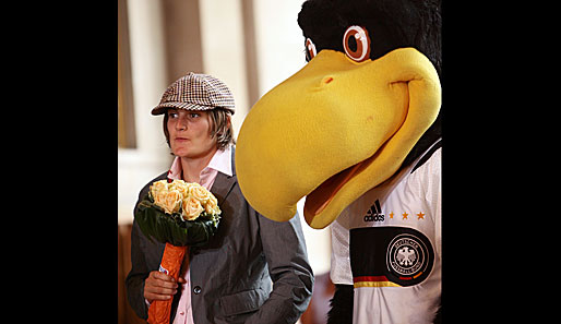 DFB-Torfrau Nadine Angerer mit DFB-Maskottchen Paule
