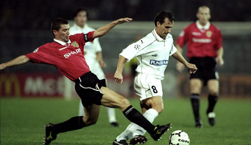 In der Champions-League-Saison 99/00 spielte Schupp (r.) mit Sturm Graz gegen Roy Keane (l.) und Manchester United