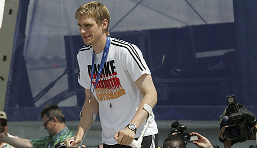 Per Mertesacker nach der WM 2006 auf Krücken. Mit dem DFB-Team reichte es zu Platz drei. 2010 soll der Titel her