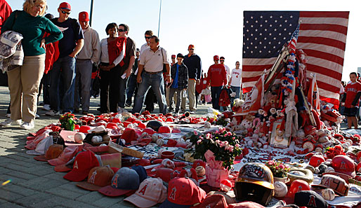 Am 9. April 2009 verunglückte Angels-Pitcher Nick Adenhart mit dem Auto tödlich. Zum Playoff-Auftakt gegen Boston ehrten ihn seine Fans