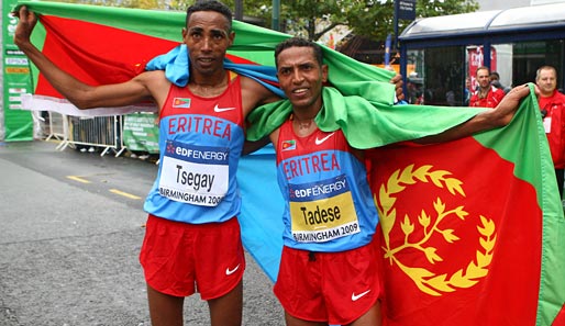 Eritrea feiert: Nach seinem Sieg bei der Halbmarathon-Weltmeisterschaft lässt sich Zersenay Tadese mit Landsmann Samuel Tsegay ablichten und zeigt Flagge