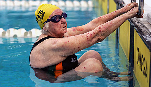 Nicht schön, aber selten: Margo Bates steigt mit 98 Jahren (!) bei den Sydney 2009 World Masters Games nochmal ins Becken - über 100m Rücken. Er kam an...