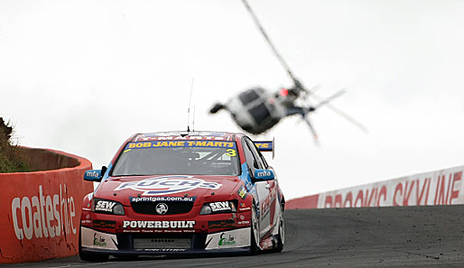 Jason Bargwanna findet sich hier augenscheinlich in einem ungleichen Rennen wieder: V8-Power gegen Hubschrauber. So geschehen beim Bathurst 1000 in Australien