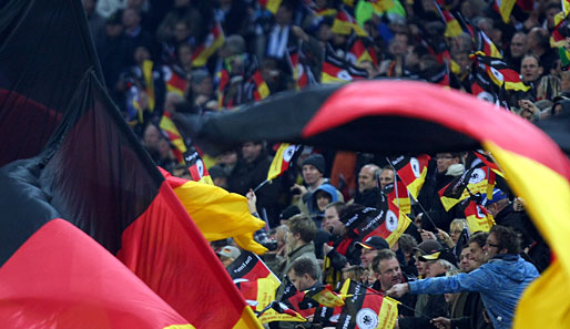 Ein deutsches Fahnenmeer beim WM-Qualifikationsspiel gegen Finnland. Das DFB-Team konnte nicht mit dem Einsatz wie die Fans in Hamburg überzeugen