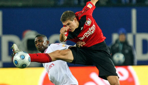 Im Bundesliga-Spitzenspiel zwischen dem HSV und Leverkusen gab es zwar keinen Sieger, dafür aber eine Kung-Fu-Einlage von Daniel Schwaab