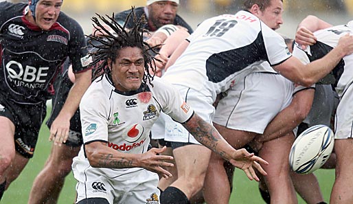 This is Rugby! Mit grimmigem Blick und Frisur Marke "Steckdose" visiert Rodney So'oialo das Spielgerät an. So geschehen beim Match zwischen Wellington und North Harbour