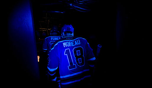 Die Spannung steigt: Ethan Moreau, Kapitän der Edmonton Oilers, bahnt sich einen Weg auf das Eis vor dem Heimspiel gegen die Minnesota Wild