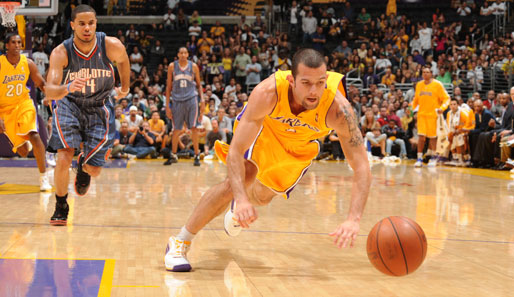 Jordan Farmar versucht den Ball vor dem Aus zu retten. Die Lakers gewannen ihr Preseason Spiel gegen die Charlotte Bobcats