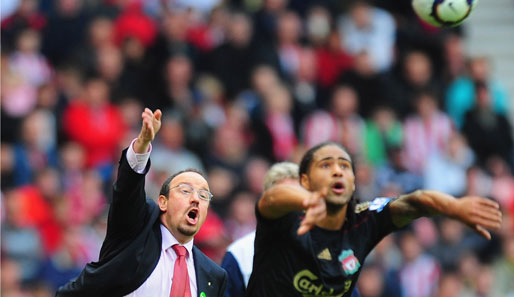 Liverpools Manager Rafael Benitez macht seinem Spieler Glen Johnson vor, wie ein Einwurf funktioniert. Geholfen hats nicht: die Reds verloren gegen Sunderland mit 0:1