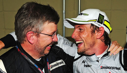 Zwei strahlende Weltmeister: Teamchef Ross Brawn (l.) feiert die Konstrukteurs-WM für Brawn GP, Jenson Button seinen Fahrer-Titel