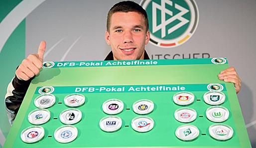 Lukas, die Losfee! Poldi astistierte bei der Achtelfinal-Ziehung des DFP-Pokals der Frauen. Bayern gegen Wolfsburg klingt allerdings attraktiver, als es wirklich ist