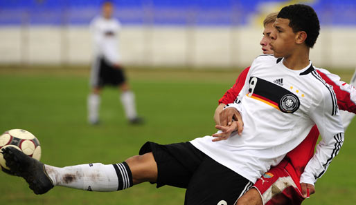 Tänzchen gefällig? Shawn Parker (vorne) in den Armen von Marja Mitev beim 2:0-Sieg der Deutschen gegen Mazedonien in der EM-Qualifikation