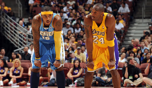 Erst mal tief Luft holen und schauen, was passiert: Carmelo Anthony (l.) und Kobe Bryant bei einer Verschnaufpause bei der 89:106-Niederlage der Denver Nuggets gegen die Los Angeles Lakers