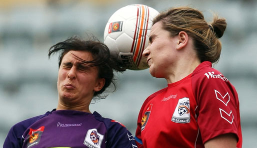 Begeisterung beim Kopfball-Duell: Elisa D'Ovidio (l.) von Glory und Ebony Weindenbach von Adelaide in der australischen W-League