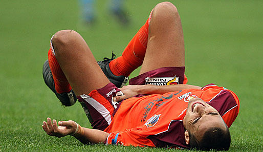 Das tut weh. Mario Karlovic von den Brisbane Roars erleidet eine Adduktorenverletzung beim Football-Match gegen den Sydney FC