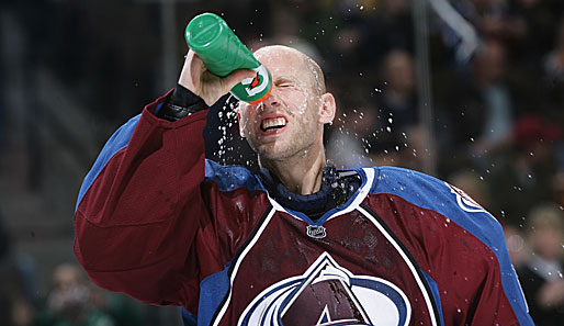 Eishockeyspieler Craig Anderson von den Colorado Avalanche muss sich abkühlen. Hoffentlich gefriert das Wasser bei den Temperaturen nicht