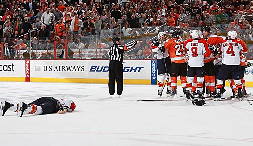 David Booth (l.) liegt gefoult auf dem Eis, während sich seine Mannschaftskollegen von den Florida Panthers für ihn beinahe mit den Philadelphia Flyers prügeln
