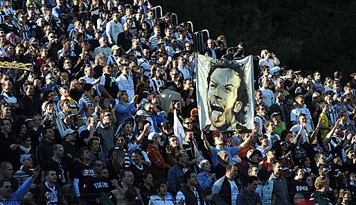 Italienische Fans von Juventus Turin feiern ihren Alessandro Del Piero im Spiel gegen den AC Siena
