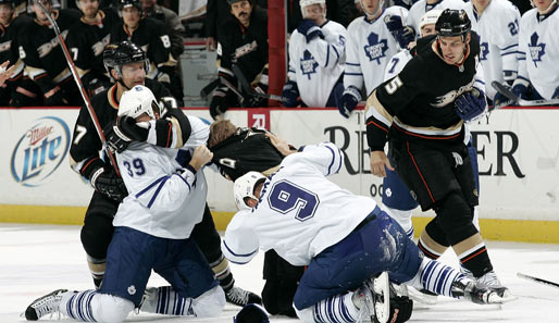 Schlagkräftige Auseinandersetzung beim 6:3-Sieg der Toronto Maple Leafs bei den Anaheim Ducks