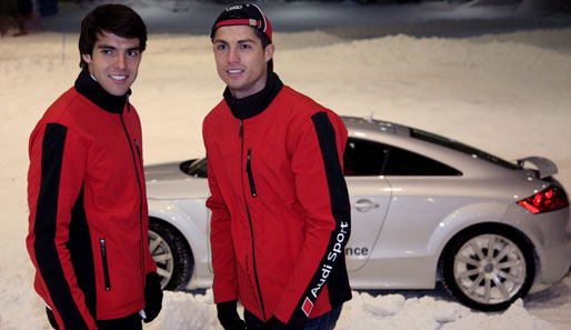 Spaß im Schnee: Die Real-Profis Kaka (l.) und Cristiano Ronaldo beim Fahrsicherheitstraining im TTS von Sponsor Audi in einer Madrider Skihalle
