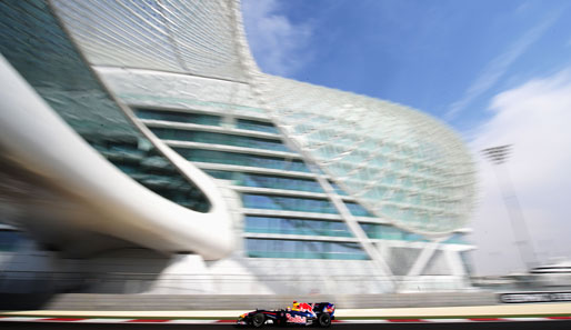 Futuristische Formel 1: Mark Webber von Red Bull Racing auf dem neuen Yas Marina Circuit von Abu Dhabi in den Vereinigten Arabischen Emiraten