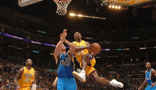 Mit Riesenschritten zum Erfolg wollte Ron Artest (r.) von den Los Angeles Lakers. Genützt hat es nichts: L.A. ging gegen die Dallas Mavericks mit 80:94 unter