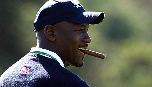 Statt den Golfschläger beim Presidents Cup zu schwingen, gönnt sich Michael Jordan erstmal 'ne dicke Zigarre. Die hat er bestimmt von Bill Clinton, der auch am Turnier teilnimmt