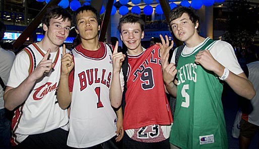 "White guys can't jump" hieß schon der Film. Vielleicht können es ja diese coolen Jungs hier bei der NBA Europe Tour in London. Das haben sie sich bestimmt von denen abgeguckt...