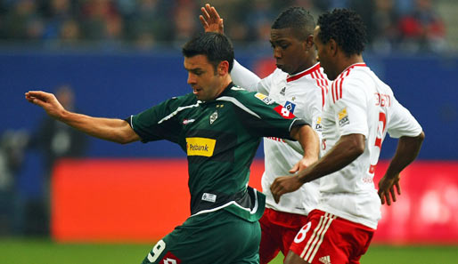 Hamburger SV - Borussia Mönchengladbach 2:3: Roberto Colautti (l.) im Zweikampf mit Eljero Elia (M.) und Ze Roberto