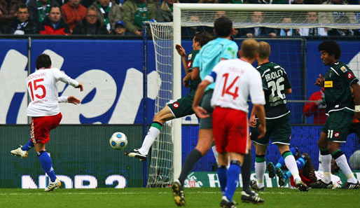 Vollendete Schusshaltung: Piotr Trochowski zieht in der 13. Minute mit dem rechten Fuß ab. Er traf zum 1:0 für den HSV