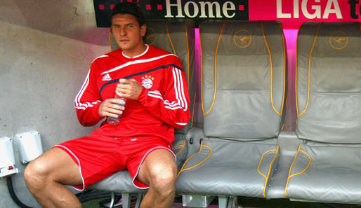 Während Podolski von Beginn an spielen darf, schmort Mario Gomez bei den Bayern erneut vorerst auf der Bank. Fast schon ein gewohntes Bild