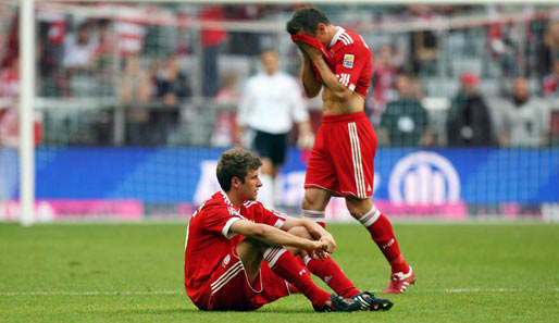 Nach Spielende gab es Pfiffe für die Bayernstars: Müller (sitzend) und Olic wussten, dass das heute viel zu wenig war