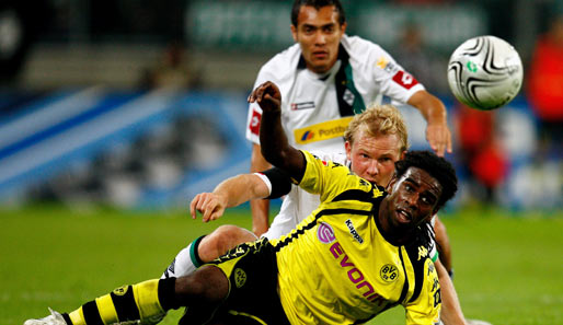 Dortmunds Tinga wie er leibt und lebt: Kämpfend und beißend am Boden. Gutes Spiel des Brasilianers