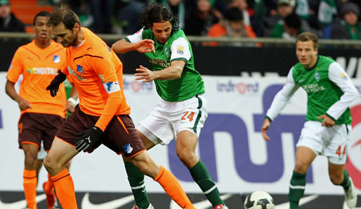 Bremens Claudio Pizarro (2. v. r.) zeigte es den Hoffenheimern, wie man es richtig macht. Er traf zum 1:0