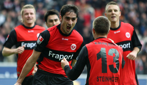 Eintracht Frankfurt - Hannover 96 2:1: Nikos Liberopoulos (3.v.r.) schreit seine Freude über sein Tor zum 1:0 aus