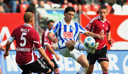 Gojko Kacar (M.) war in einer enttäuschenden Hertha-Mannschaft noch einer der besseren - musste aber in Hälfte eins raus