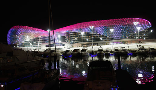 Während die Allianz-Arena aber nur rot, blau oder weiß leuchten kann, hat das Hotel in Abu Dhabi mehrere Farbvariationen drauf