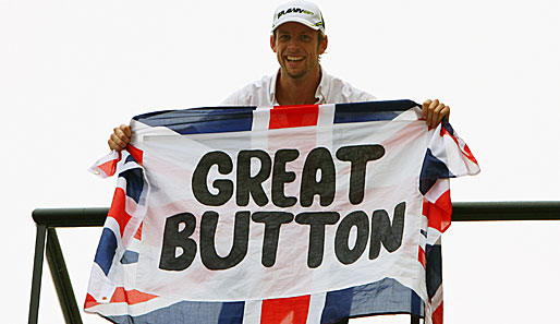 Great Button! Damit übernimmt der Engländer die F-1-Krone von seinem Landsmann Lewis Hamilton. Der McLaren-Pilot fuhr in Brasilien immerhin auf Platz drei