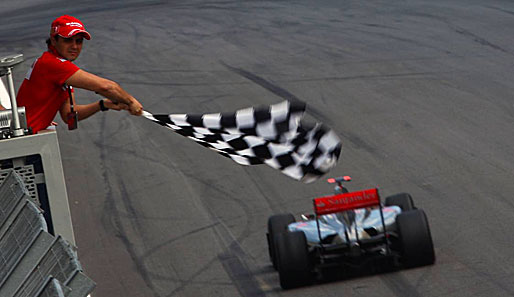 Bei seinem Heimrennen wurde Felipe Massa eine besondere Ehre zuteil: Der Ferrari-Pilot durfte in Interlagos die Zielflagge schwenken