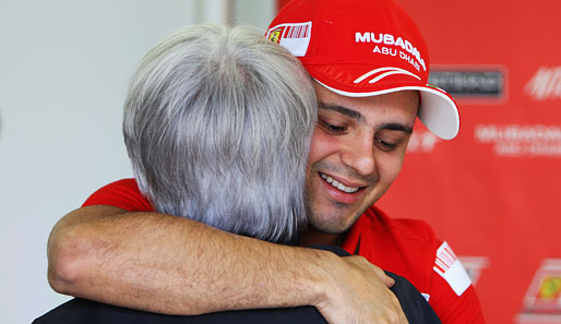 Große Freude sogar bei Bernie Ecclestone, als Felipe Massa nach seinem schweren Unfall zum ersten Mal wieder im Fahrerlager vorbeischaute