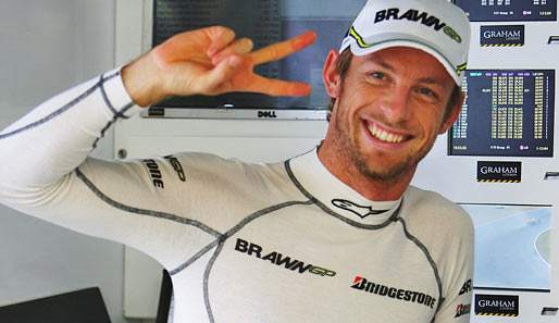 Jenson Button will vom vorzeitigen Titelgewinn nichts wissen. Das Victory-Zeichen hat er aber schon drauf