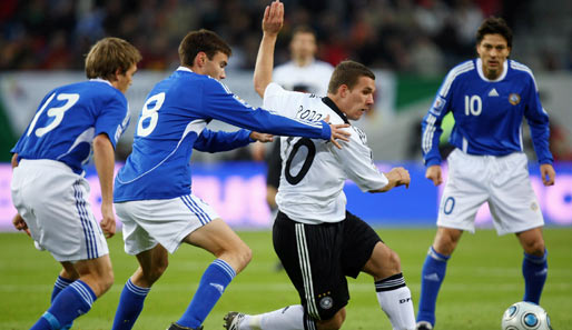 Lukas Podolski konnte sich nicht über zu wenig Körperkontakt beklagen