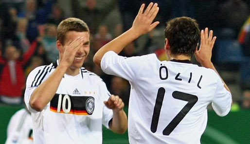 Podolski (l.) rettete dem DFB-Team in der 90. Minute das Remis - und musste über das glückliche Tor schmunzeln