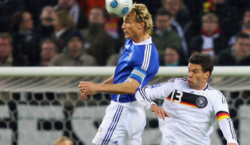 Leverkusens Sami Hyypiä (l., hier im Luftkampf mit Michael Ballack) lieferte eine starke Vorstellung ab