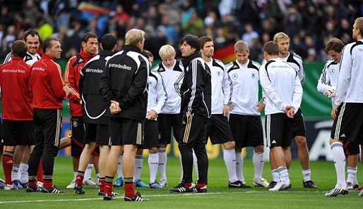 Bundestrainer Joachim Löw versammelte vor Beginn der Einheit das Team zu einer kurzen Ansprache um sich