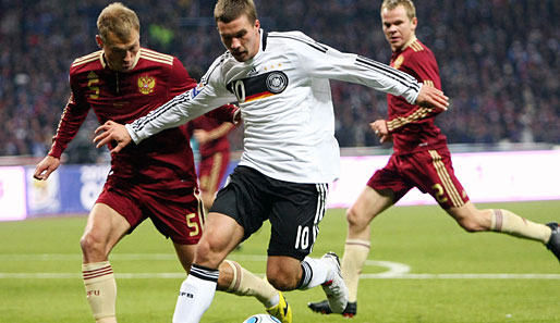 Lukas Podolski gegen zwei russische Verteidiger. Der Kölner leitete mit einem klasse Pass das 1:0 ein