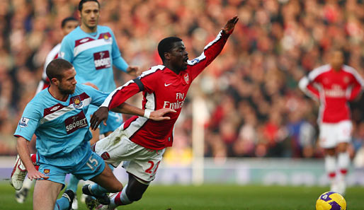 #9: EMMANUEL EBOUE. Der Mann vom FC Arsenal hat das Foul durch imaginäre Gegenspieler perfektioniert, sagt "sport.co.uk". Typisch: das Rudern mit den Armen