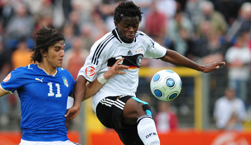 Abwehrspieler Bienvenue Basala-Mazana (r.) vom 1. FC Köln spielte bereits 16 Mal für Deutschland und erzielte dabei ein Tor